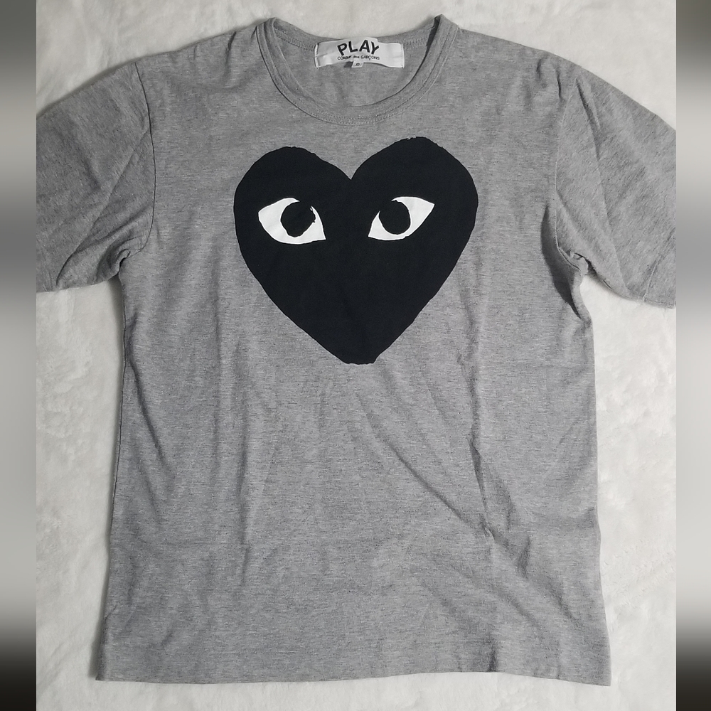 New comme des gracons play logo graphic tee
